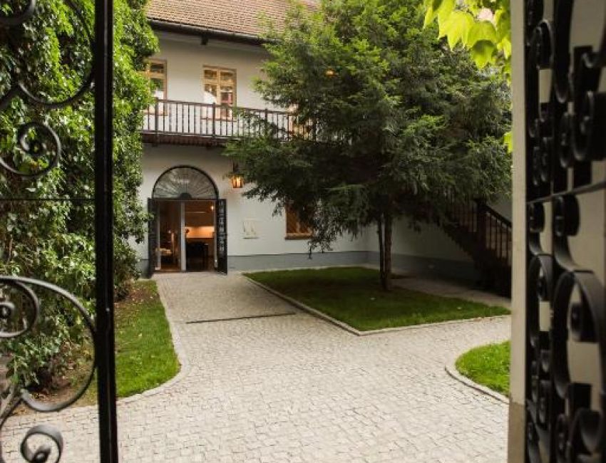 CHECK - IN     Check - OUT