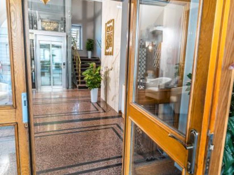 Zapraszające do środka wnętrze hotelu Piast.