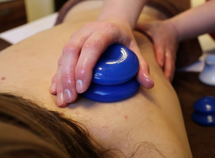 MASAŻ BAŃKĄ CHIŃSKĄ