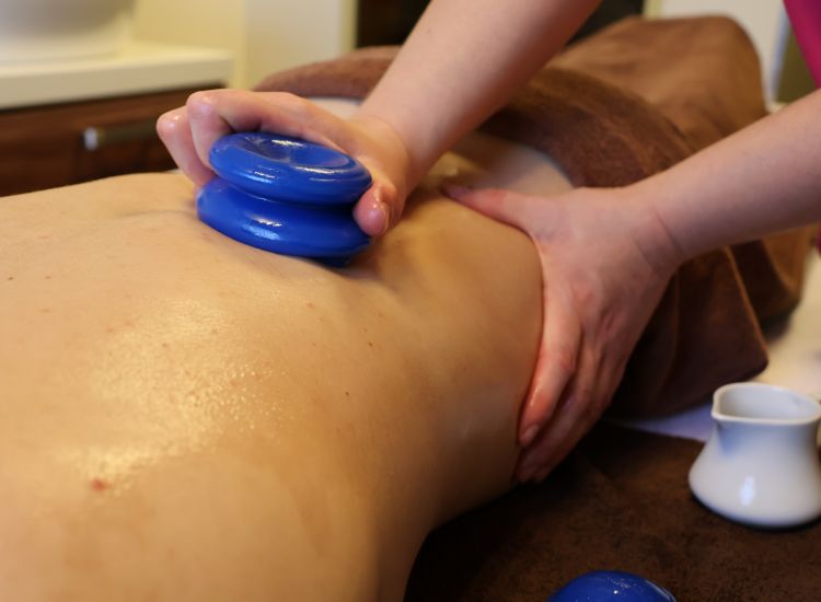 MASAŻ BAŃKĄ CHIŃSKĄ