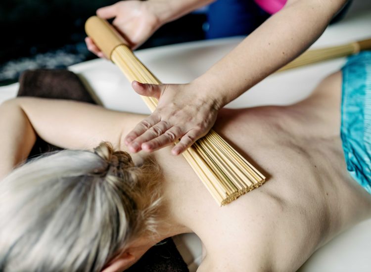 Masaż bambusami i miotłami 