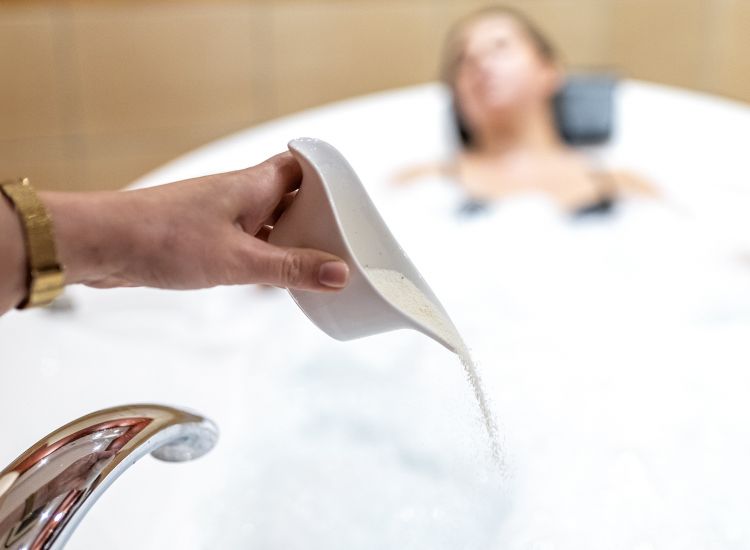 Kąpiel w mleku/z solami relaksującymi