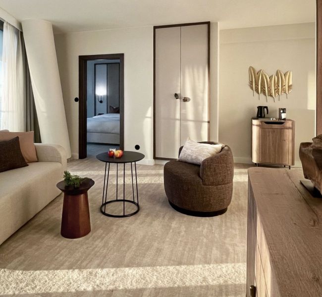 apartament deluxe z bocznym widokiem na morze </br> - salon, sypialnia, sofa, łoże 180x200, taras