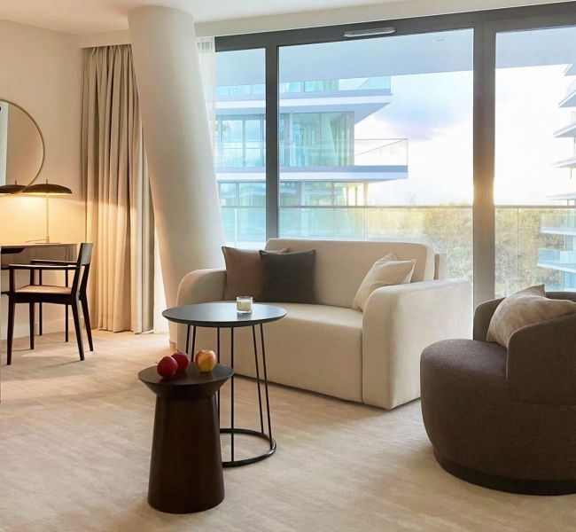 apartament deluxe z bocznym widokiem na morze </br> - salon, sypialnia, sofa, łoże 180x200, taras